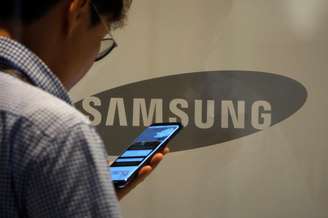 Pessoa utiliza celular diante de logo da Samsung em Seul, Coreia do Sul
04/07/2017 REUTERS/Kim Hong-Ji