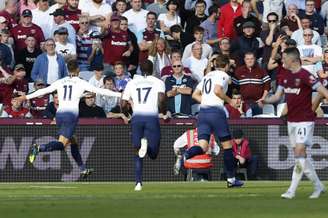 Lamela comemora gol importante para o Tottenham (Foto: IAN KINGTON / AFP)