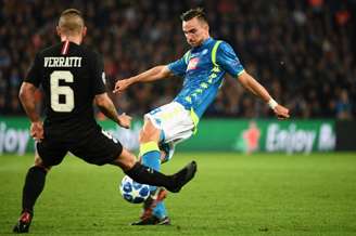 Napoli esteve perto da vitória diante do PSG em Paris (AFP)