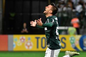 Contra o Santos, o lateral-esquerdo fez o terceiro gol de falta da equipe no ano (EDUARDO CARMIM/PHOTO PREMIUM)