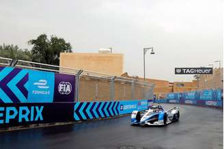 Felix da Costa larga da pole para vencer a emocionante corrida da F-E na Arábia Saudita