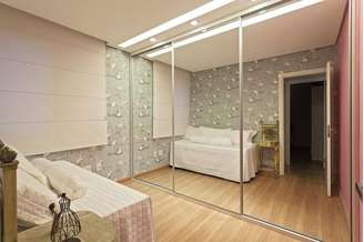 1. Os móveis planejados para quarto de solteiro são opções interessantes para quem quer aproveitar ao máximo o ambiente – Foto: Amis Arquitetura & Design