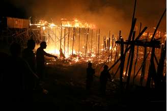 Bombeiros tentam apagar incêndio em Educando, Manaus 17/12/2018 Picture REUTERS/Bruno Kelly 