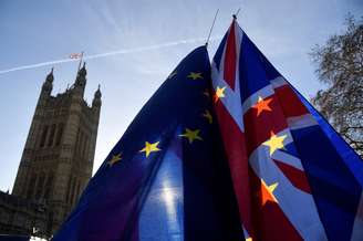 Bandeiras da UE e do Reino Unido em frente ao Parlamento britânico, em Londres 17/12/2018 REUTERS/Toby Melville
