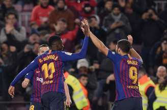 Dembélé e Suárez: autores dos dois primeiros gols do Barcelona (Foto: Josep Lago / AFP)