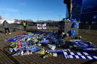 Homenagens deixadas a Emiliano Sala do lado de fora do estádio do Cardiff City
23/01/2019 REUTERS/Rebecca Naden