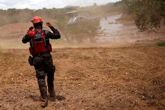Bombeiro gesticula para helicóptero de resgate em área atingida pelo rompimento de barragem em Brumadinho (MG)
27/01/2019
REUTERS/Adriano Machado