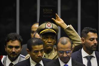 Deputado Pastor Sargento Isidório (ao centro) durante sessão de posse dos Deputados Federais para a 56ª Legislatura.