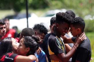 Amigos no funeral do jogador de futebol Vinícius de Barros Silva Freitas, em Volta Redonda