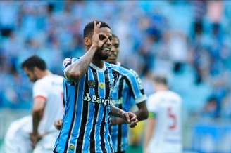 André comemora seu gol, o segundo da partida (Foto: Fernando Alves/Photo Premium)