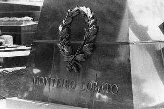 O túmulo de Monteiro Lobato, no Cemitério da Consolação, em São Paulo