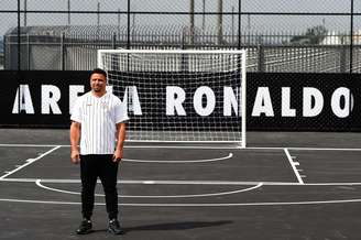 O Corinthians lançou nesta segunda-feira (29), o novo uniforme principal para a temporada 2019/2020, homenagem ao primeiro fardamento utilizado pelo R9 é todo branco com listras finas em cor preto. Na foto ex-jogador Ronaldo,o Fenômeno.