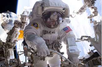 Astronauta da Nasa Peggy Whitson durante caminha espacial a bordo da Estação Espacial Internacional
Nasa/Divulgação via REUTERS