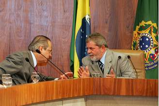 O ex-presidente Luiz Inácio Lula da Silva (d), conversa com o ex-ministro da Casa Civil , José Dirceu, durante reunião ministerial no salão oval do Palácio do Planalto.