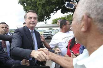Jair Bolsonaro cumprimenta populares na saída do Palácio da Alvorada; presidente fará primeira viagem ao Nordeste