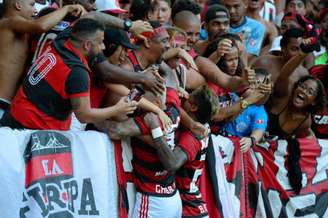 Torcedores do Flamengo comemoram com Gabigol e Bruno Henrique (Foto: Alexandre Vidal/Flamengo)