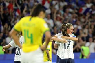 Francesa Amandine Henry comemora com companheiras a vitória da França sobre o Brasil nas oitavas de final da Copa feminina