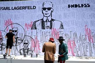 Chanel e Fendi homenageiam Karl Lagerfeld em Paris
