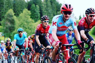 Geraint Thomas (atrás do ciclista de blusa azul e calça vermelha) vai defender seu título na França (Divulgação)