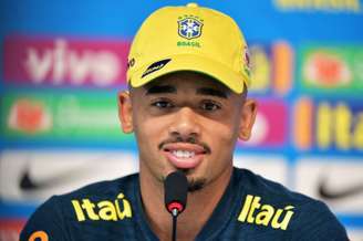 Gabriel Jesus deu entrevista coletiva na manhã deste domingo (Foto: AFP)