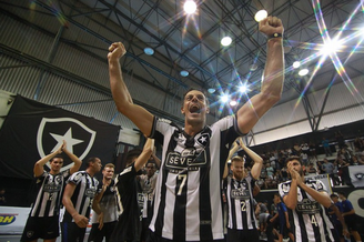 Lorena comemorando o acesso para a Superliga (Foto: Vitor Silva/Divulgação)