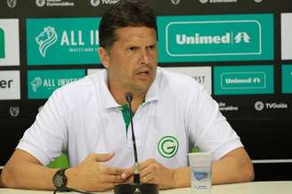 Claudinei Oliveira não aguentou mais uma goleada e foi demitido do cargo de técnico do Goiás