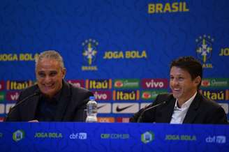 Tite ao lado de Juninho na coletiva desta sexta-feira (Foto: Pedro Martins/MoWA Press)