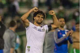 Victor Ferraz, do Santos, comemora a vitória por 1 a 0 diante da Chapecoense pela 17ª rodada do Campeonato Brasileiro 2019, na Arena Condá
