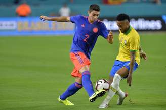 Neymar disputa bola com colombiano.