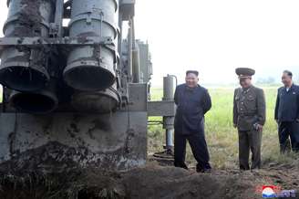 Líder da Coreia do Norte, Kim Jong Un, participa de teste de lançamento de míssil de longo alcance. 10/9/2019 by North Korea's Korean Central News Agency (KCNA). KCNA via REUTERS  