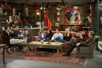 Chandler, Ross, Rachel, Phoebe, Monica e Joey no Central Perk