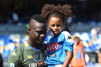 Balotelli entrou em campo com sua filha, Pia, que vive em Nápoles