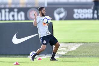 Everaldo vinha concorrendo a um lugar no time com Clayson (Foto: Fernando Dantas/Gazeta Press)