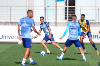 Geromel treinou normalmente nesta segunda-feira (Foto: Lucas Uebel/Grêmio FBPA)