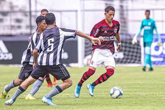 Flamengo ficou no 0 a 0 contra o Botafogo na final do Sub-17 (Foto: Marcelo Cortes/CRF)