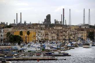 Chaminés do maior complexo siderúrgico da Europa, em Taranto