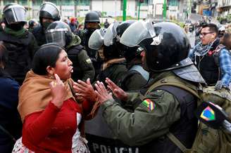 Partidários de Morales e forças de segurança se enfrentam em La Paz, Bolívia 13/11/2019 REUTERS/Henry Romero