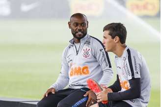 Vagner Love chegou a se machucar contra o Santos pelo excesso de apoio ao setor defensivo do Corinthians (Foto: Rodrigo Gazzanel/Ag.Corinthians)