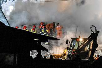 Bombeiros trabalham em local de desabamento de prédio após explosão provocada por vazamento de gás em Szczyrk
04/12/2019
Agencja Gazeta/Grzegorz Celejewski/via REUTERS