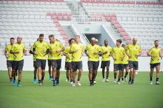 Flamengo treinou com o grupo completo no campo (Foto: Alexandre Vidal)