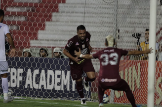 Ronaldo Alves abriu o placar na vitória do Náutico sobre o Sport (Foto: Reprodução/Náutico)