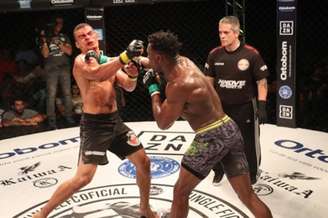 Cláudio ‘Dennys A Máquina’ é o novo campeão peso-médio do Jungle Fight (Foto: Leonardo Fabri)