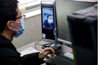 Engenheiro de software trabalha em programa de reconhecimento facial que identifica pessoas usando máscara em Pequim
