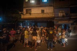 Policiais em conjunto com agentes da Guarda Municipal durante operacao para encerrar dois eventos de musica no bairro Curicica, zona oeste da cidade