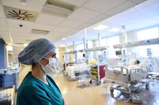 Profissional de saúde em hospital de Varese, Itália, durante pandemia de coronavírus 
09/04/2020
REUTERS/Flavio Lo Scalzo