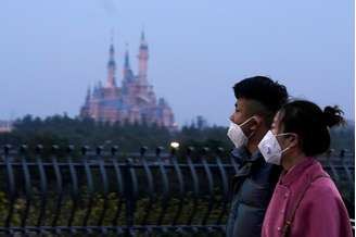 Visitantes usam máscara em parque da Disney em Xangai, na China
24/01/2020
REUTERS/Aly Song/File Photo