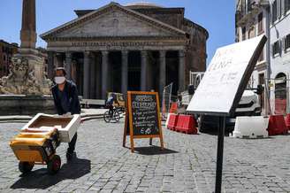 Movimentação em frente ao Pantheon de Roma, capital da Itália