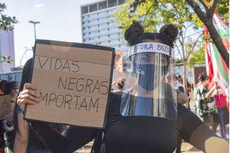 Movimentação de manifestantes contra governo federal e anti-racismo no Largo da Batata, em Pinheiros, zona oeste de Sao Paulo, neste domingo