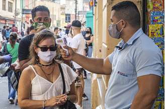 Movimentacao de pessoas na Ladeira porto Geral e Vinte e Cinco de Marco durante primeiro fim de semana com comercio de rua e shoppings abertos na quarentena do novo coronavirus