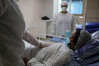 Mulher recebe cuidados médicos em Manaus. 03/06/2020. Reuters/Bruno Kelly. 

